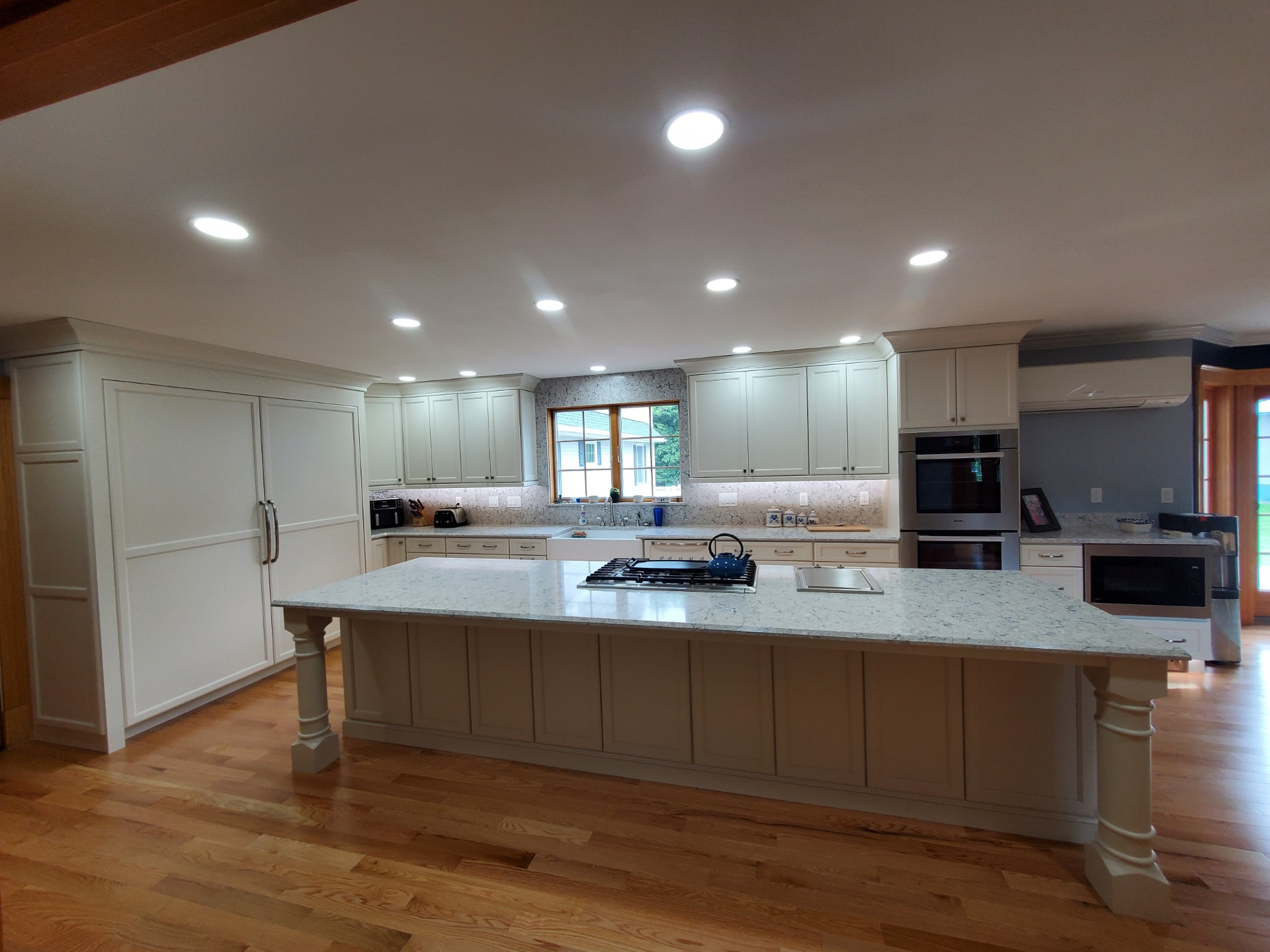 Timeless Traditional, a kitchen in Warm white & taupe